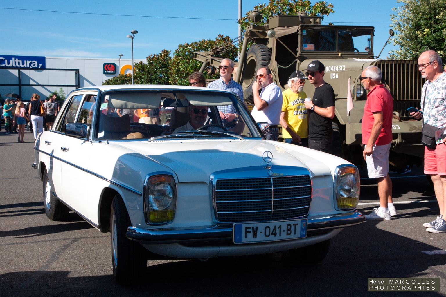 Mercedes W114 -02.jpg